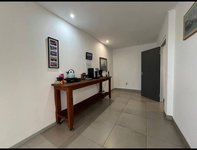 356M² SHOWROOM TO LET IN OLIVEDALE